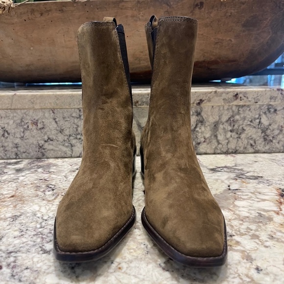 NWOB Tory Burch Medallion Chelsea Ankle Boot - Suede River Rock - Sz 7.5M - Picture 1 of 13